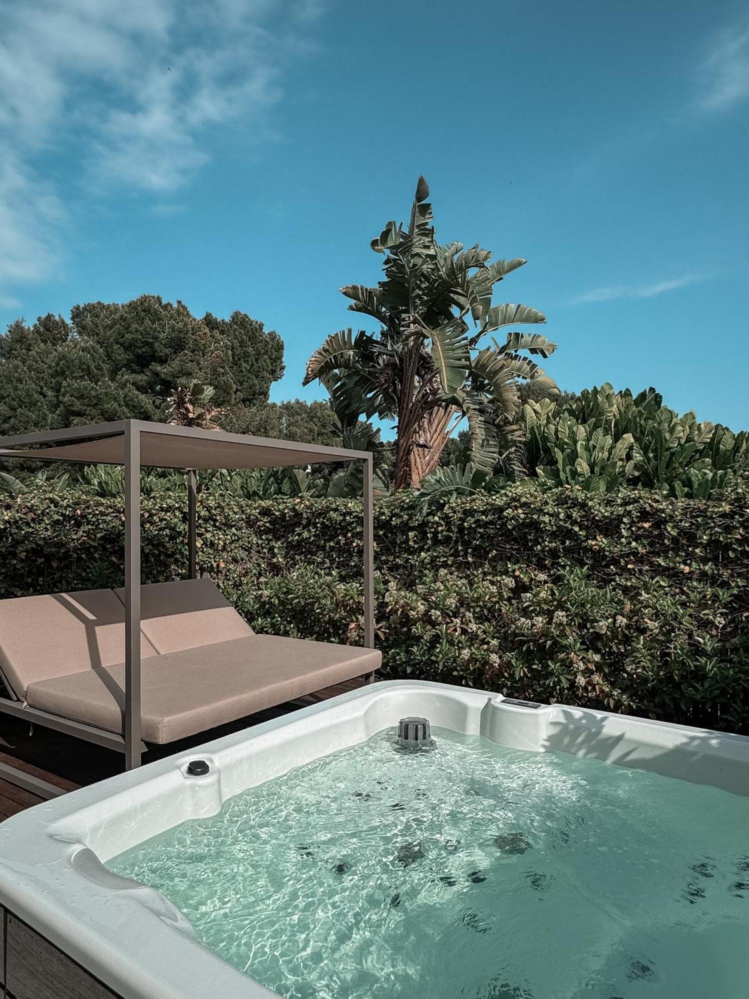 One-Bedroom Apartment Hot Tub