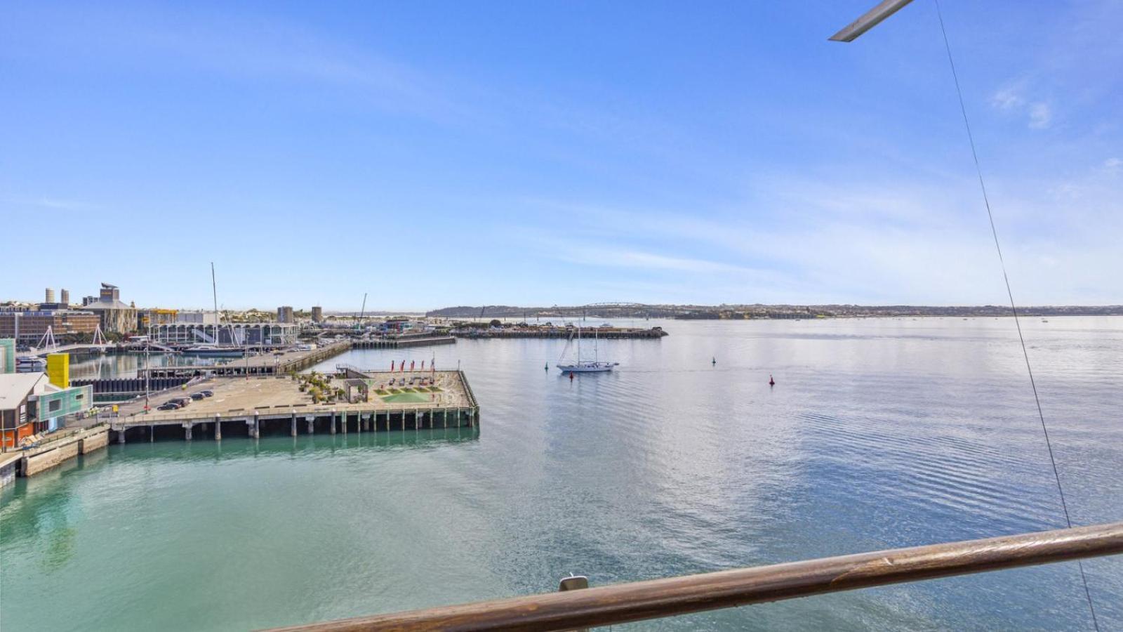 Deluxe Harbourside Three Bedroom Apartment