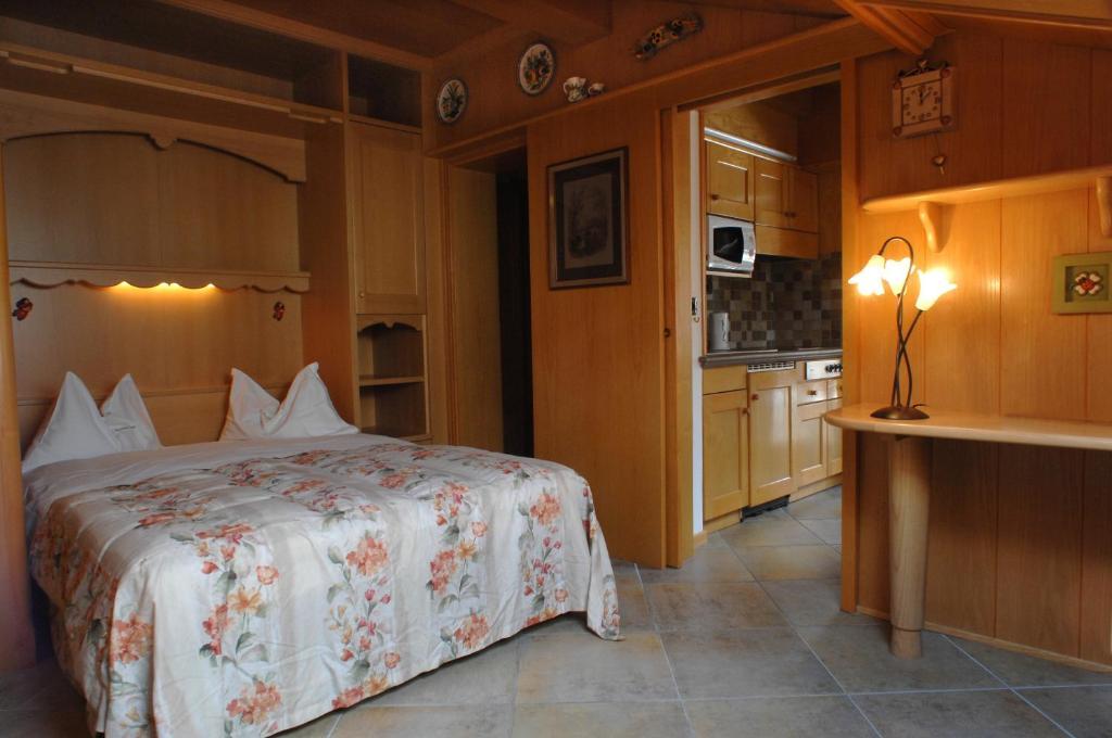 One-Bedroom Apartment,109706940:JPEG