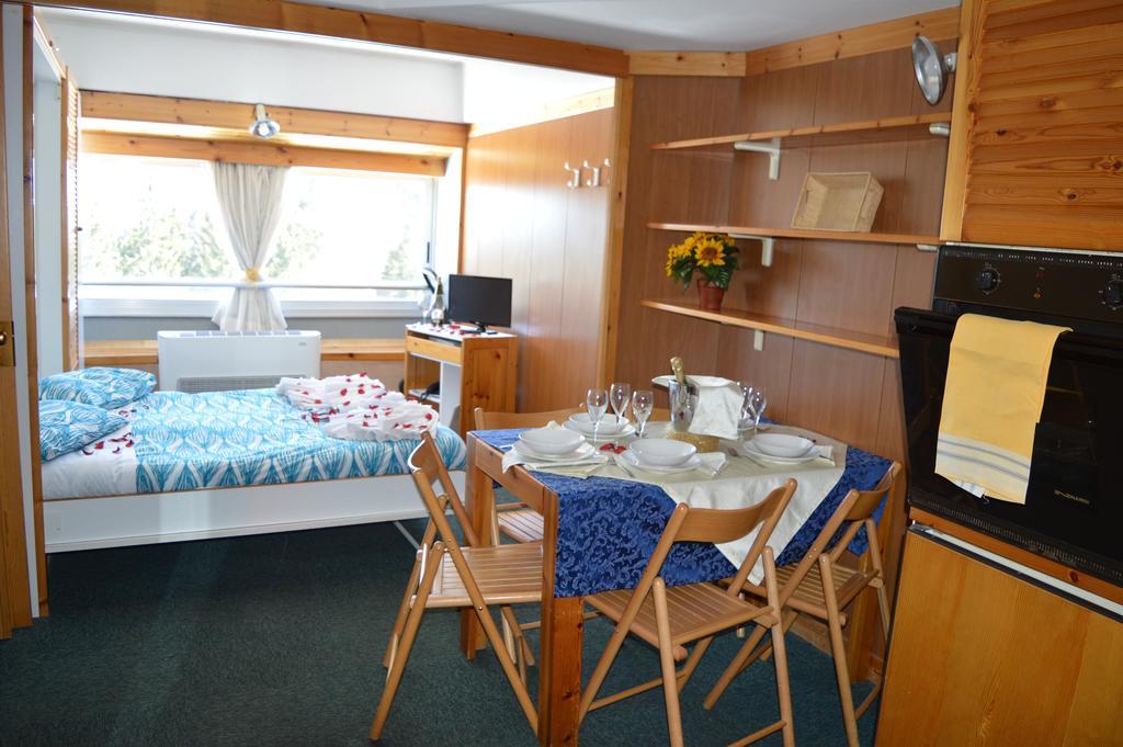 One Bedroom Apartment with Mountain View (5 Adults)