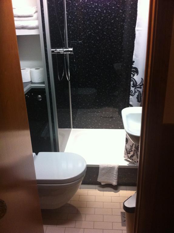 Small Double Room Private Bathroom,702162997:JPEG