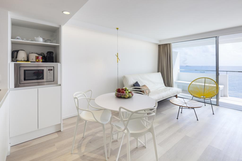Studio Apartment Sea View Higher Floors,818885480:JPEG