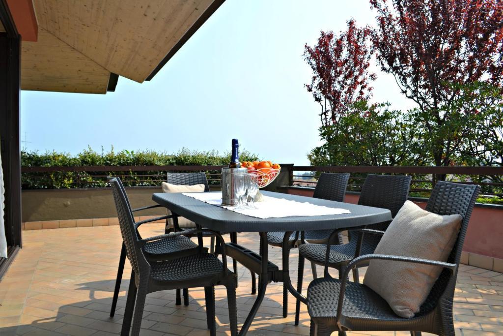 Two-Bedroom Apartment with Lake View,823221842:JPEG