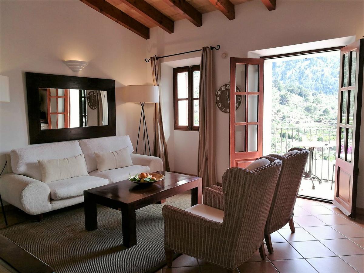 One-Bedroom Apartment Suite with  Small Balcony