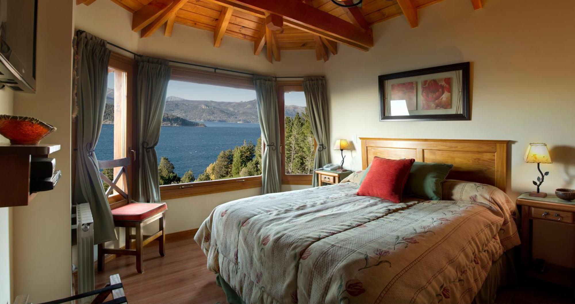 One-Bedroom Bungalow with Lake View