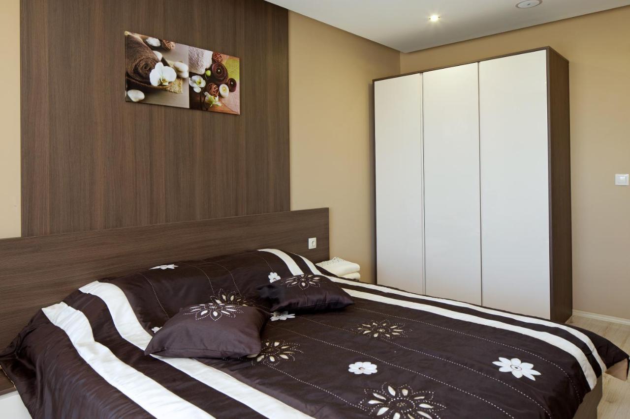 One-Bedroom Suite with Side Sea View