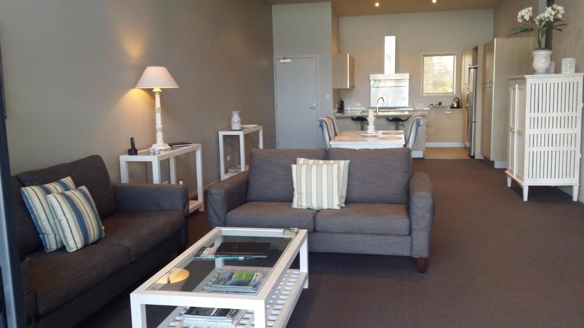 Deluxe One-Bedroom Suite Water Front