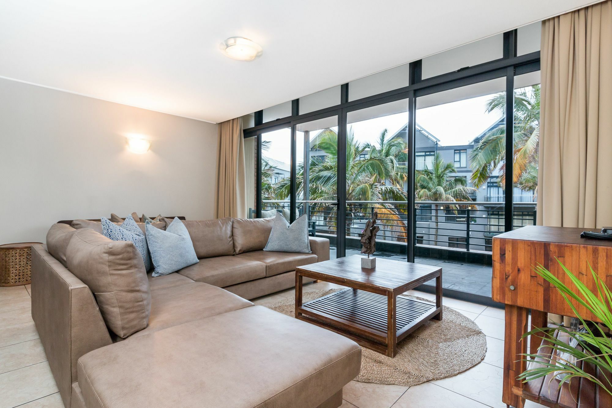 Deluxe Three-Bedroom Apartment with Canal View,1192797499:JPEG