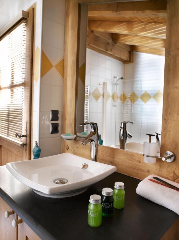 One-Bedroom Apartment Spa Access,398335470:JPEG