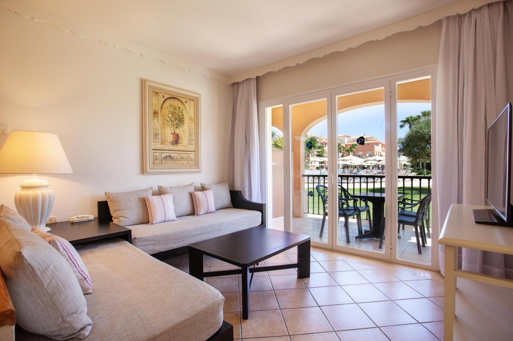 One-Bedroom Suite Pool View,1431707656:JPEG