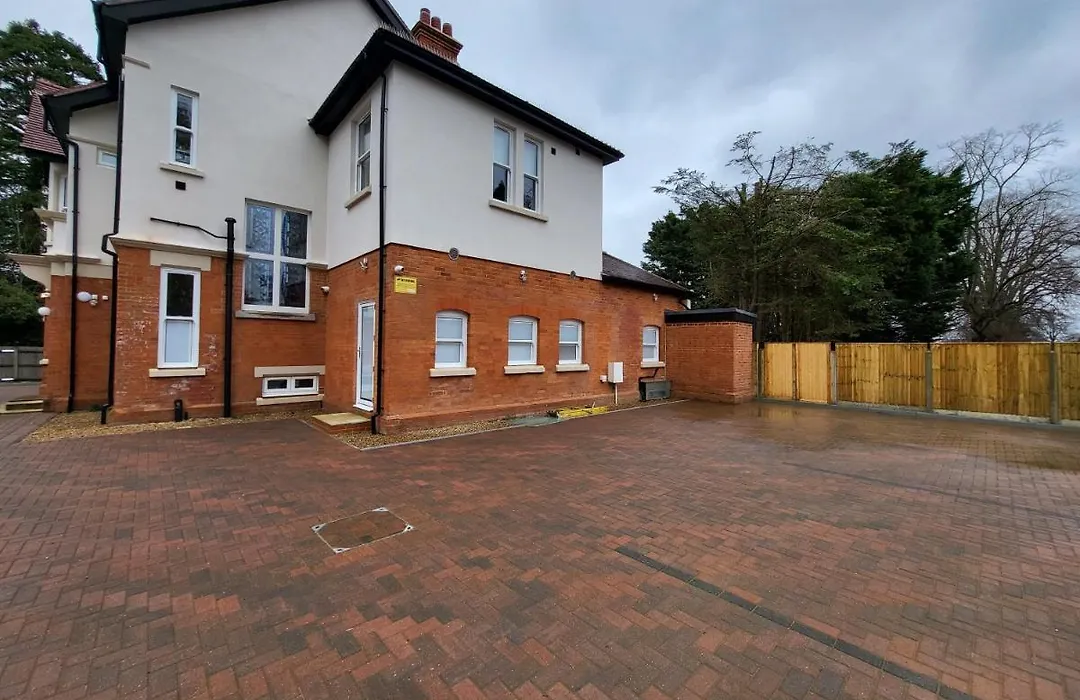 Sands House - Luxury Modern Studios With Secure Parking In Epsom, Surrey-1