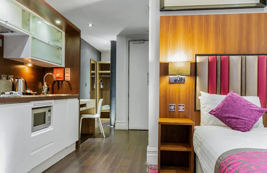 Roomzzz Manchester City-1