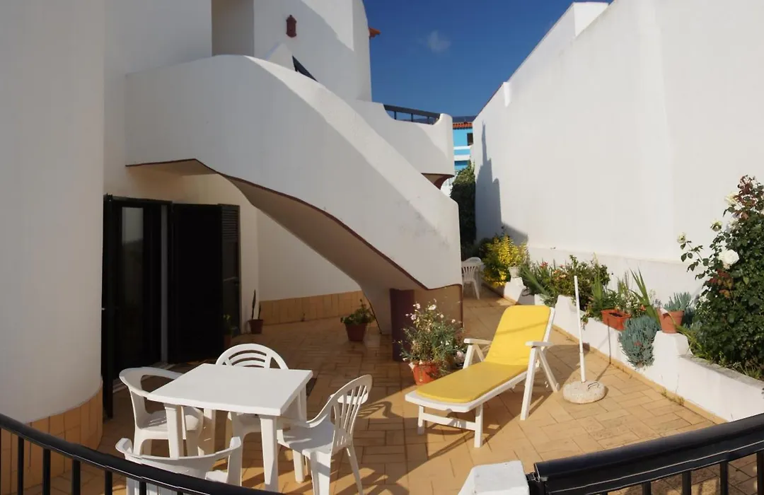 Apartamentos E Quartos Atalaia-1