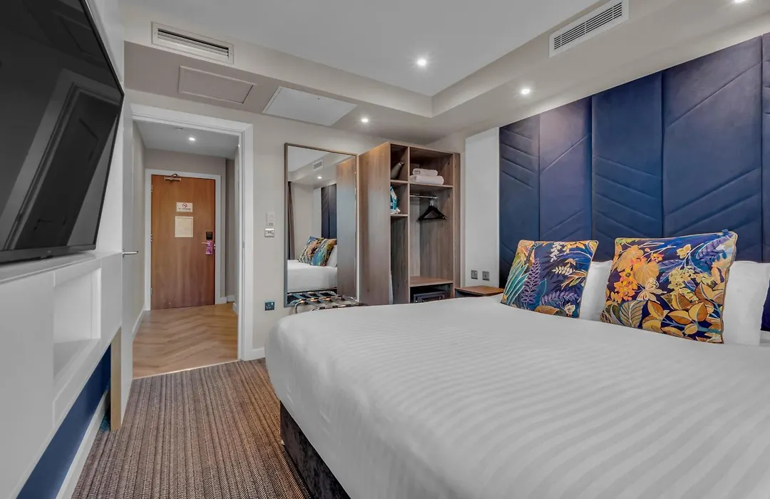 Roomzzz Leeds City-1