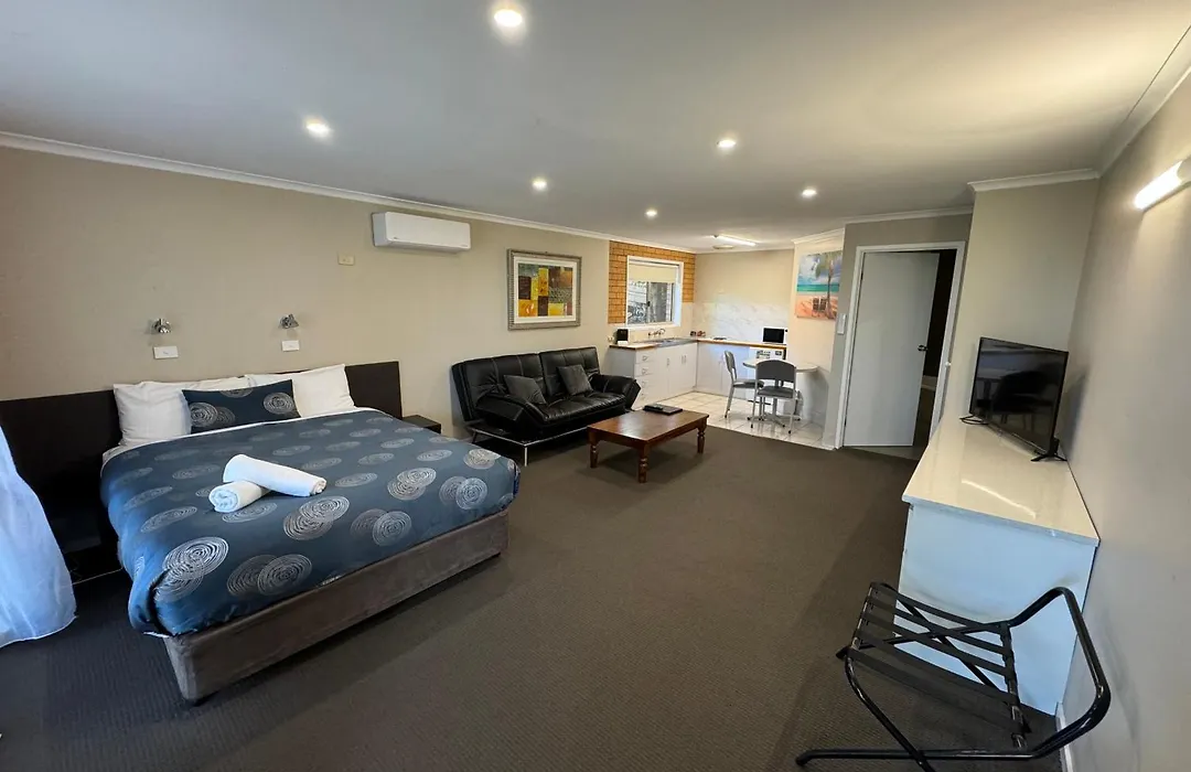 Blue Whale Motor Inn & Apartments-1