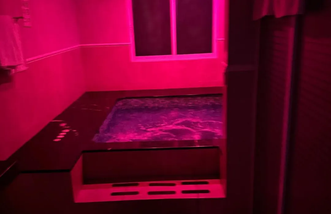 Burgos Suite Jacuzzi-1