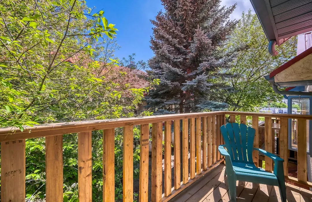 Bow Valley Chalets-Entire 2 King Bedrooms Townhouse-1