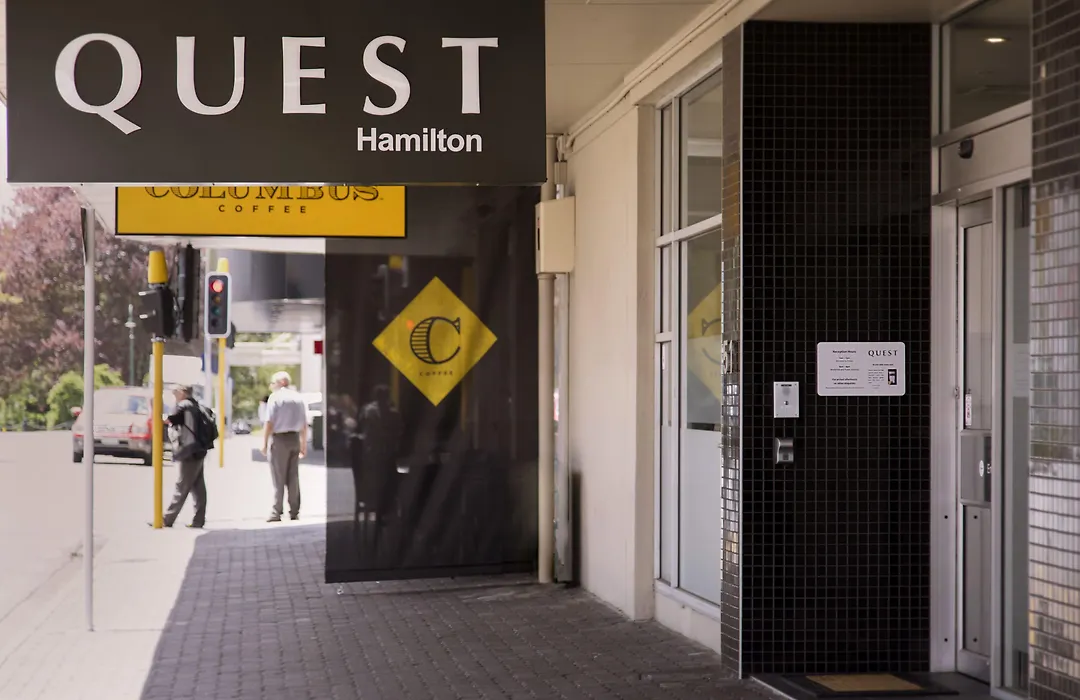 Quest On London-1