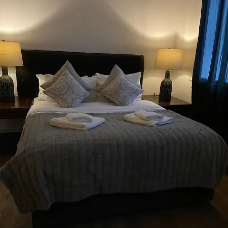 Queen Street Boutique Suites-2