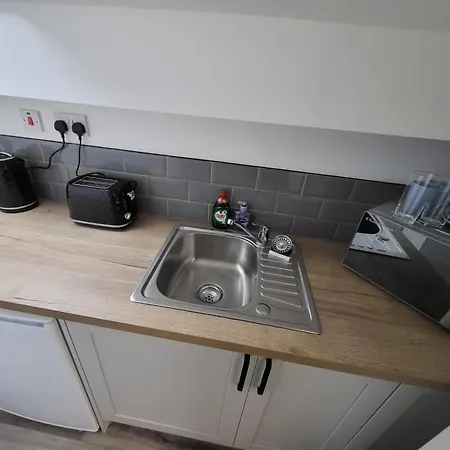 Affordable Comfort On Alfreton Road - Ideal For Savvy Travelers-3