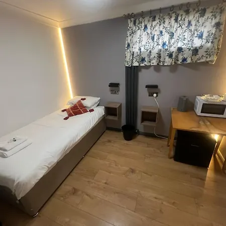 Hollybush Guest House-2