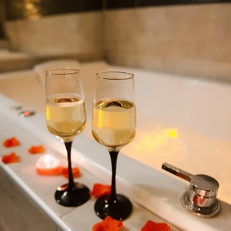 La Suite Romantique avec Jacuzzi au Cœur de Perpignan-3
