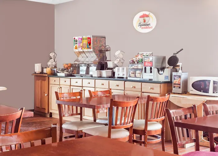 Super 8 By Wyndham Sudbury On