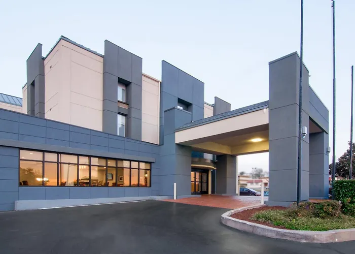 Holiday Inn Express & Suites Nashville-I-40 & I-24