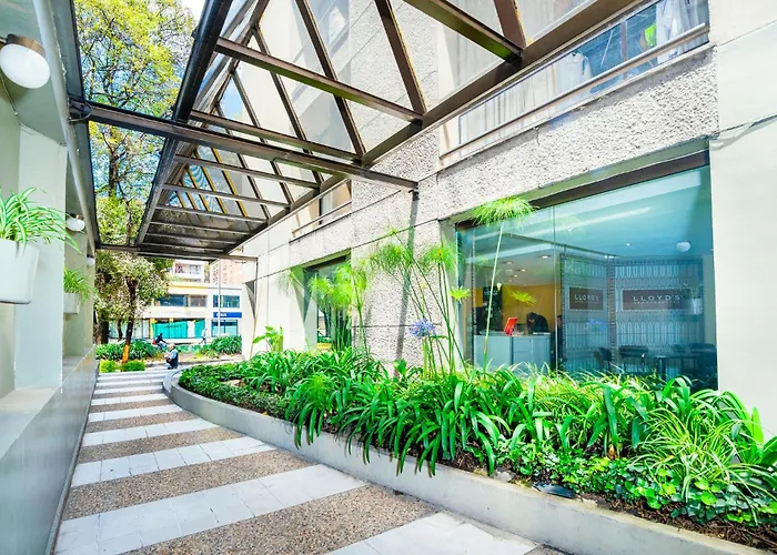 Lloyds Apartasuites Parque 93
