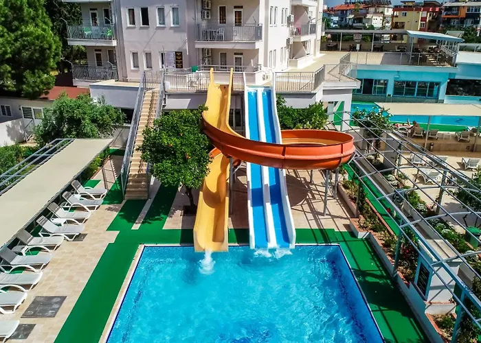 Catty Cats Garden Hotel Side