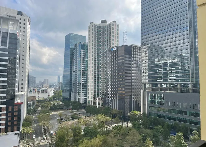 Spacious 1 Bedroom Unit Forbeswood Heights Taguig
