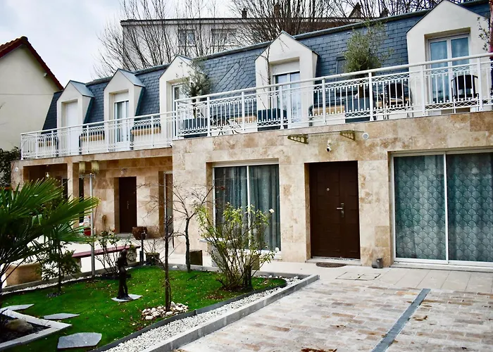 Villa FOCH - Maison familiale à 20 min de Paris, Disney et la Vallée Village avec balcon et jardin privatif
