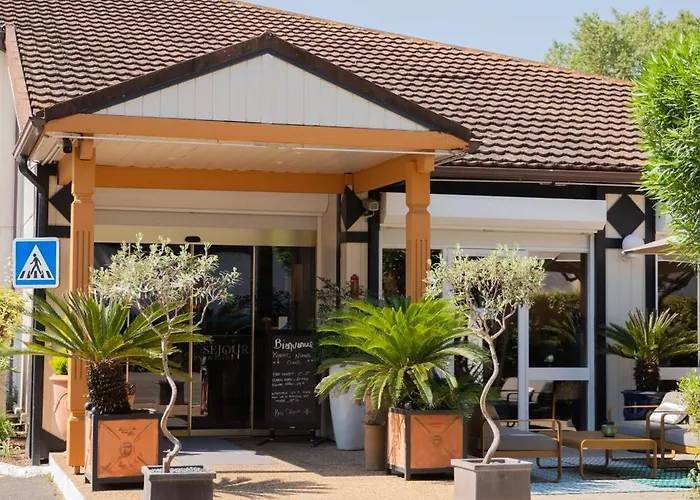 Kyriad Nîmes Ouest - Sortie Autoroute Nîmes Ouest A9 A54 - Parking gratuit - Terrasse - Jardin - Plateau repas - Petit déjeuner dès 5h30 - Animaux bienvenue