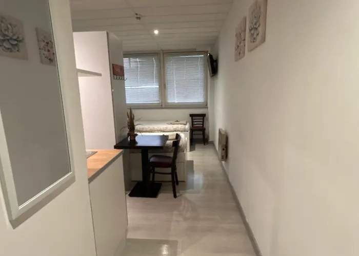 Apparthotel AREA, Studios avec salle de bain et kitchenette Privées, OU, chambres avec salles bain et cuisines communes Persan