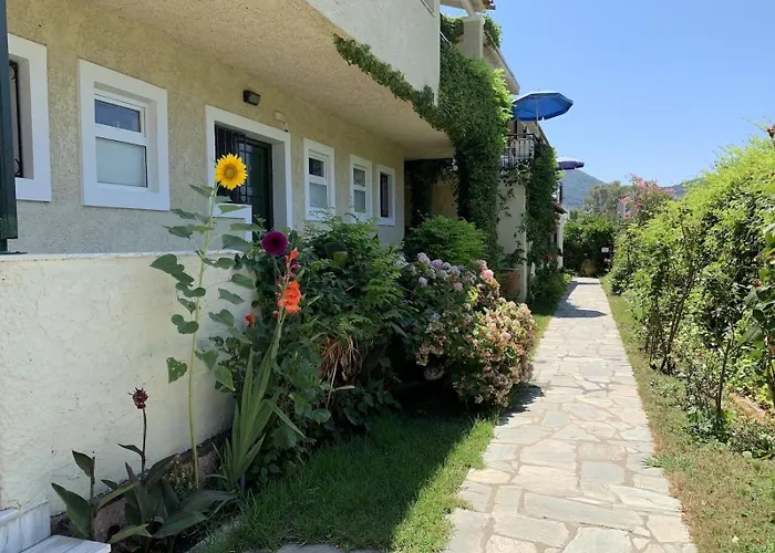 Mayflower Studios & Apartments