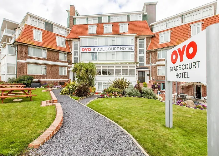 Oyo Stade Court Hotel