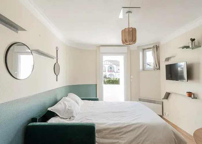 Résidence Château d'Acotz - Appartements avec piscine à 300m des Plages&Océan Saint-Jean-de-Luz