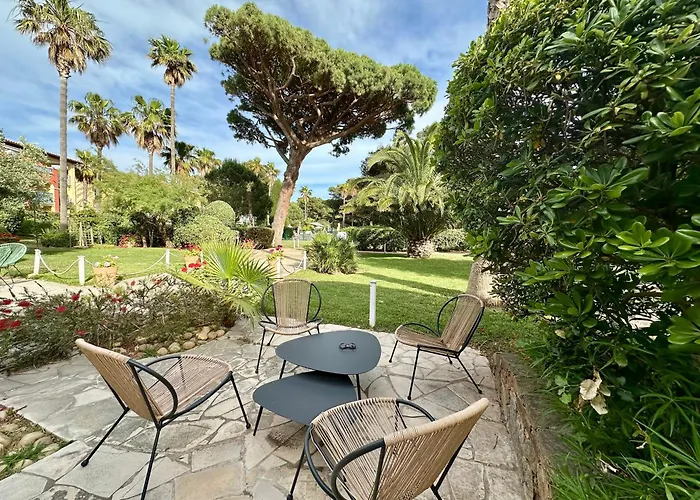 LA BADINE Appartement rénové Haut de game et Parc Prestations Premiumamme avec Climatisation Vue Pisc Hyères