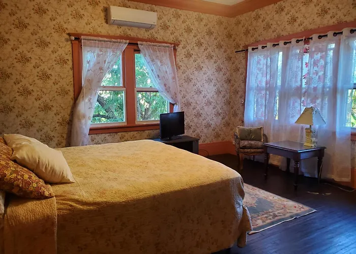 Manoa Valley Inn