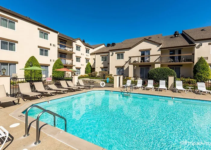 Club Hotel Nashville Inn & Suites