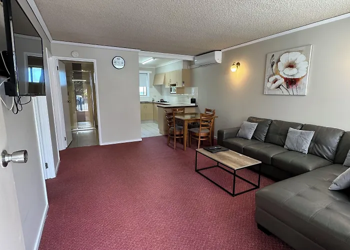 Blue Whale Motor Inn & Apartments