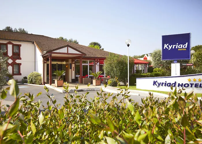 Kyriad Nîmes Ouest - Sortie Autoroute Nîmes Ouest A9 A54 - Parking gratuit - Terrasse - Jardin - Plateau repas - Petit déjeuner dès 5h30 - Animaux bienvenue