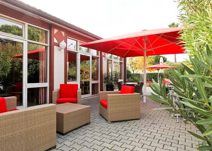 Kyriad Nîmes Ouest - Sortie Autoroute Nîmes Ouest A9 A54 - Parking gratuit - Terrasse - Jardin - Plateau repas - Petit déjeuner dès 5h30 - Animaux bienvenue