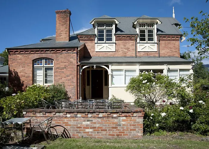 Lowena Cafe And Accommodation