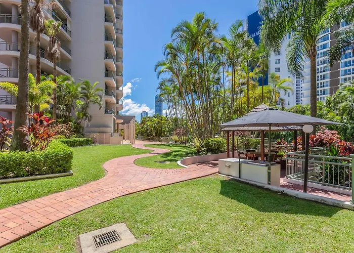 The Meriton Apartments On Main Beach