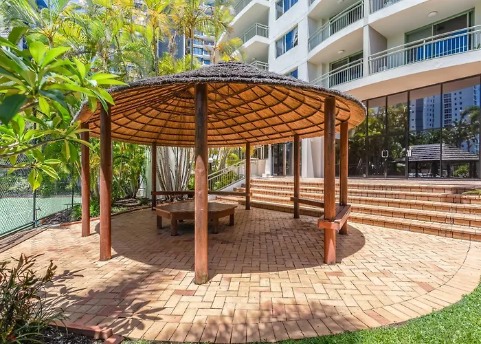 The Meriton Apartments On Main Beach