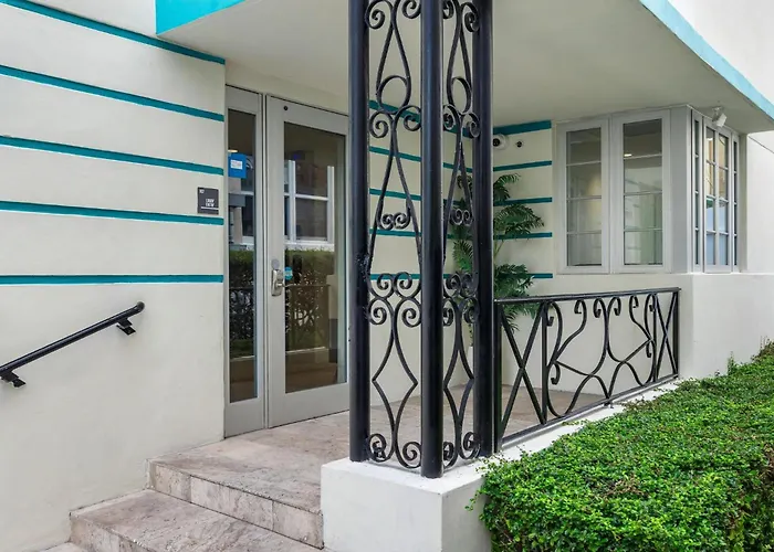 Luxuri Suites
