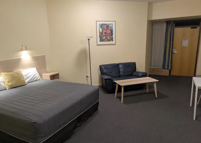 Mayfair Plaza Motel And Apartments