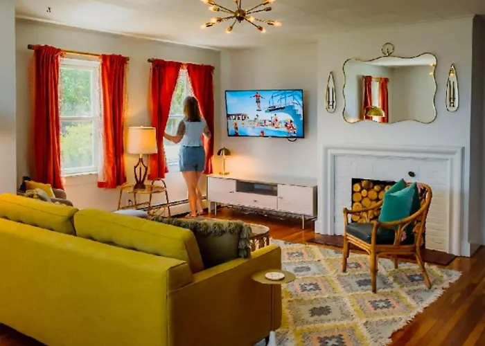 Rye Motor Inn - Oceanfront, Walk To Beach (Adults Only)