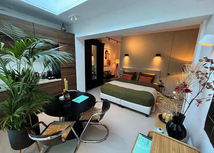 B&B Urban Oasis With Free Parking